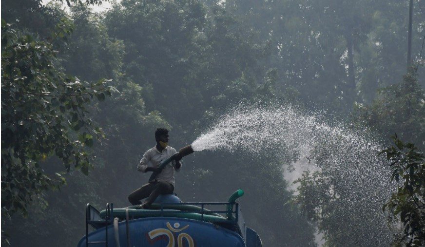 दिल्ली की आबोहवा में हुआ हल्का सुधार, AQI गंभीर श्रेणी से बेहद खराब श्रेणी में पहुंचा